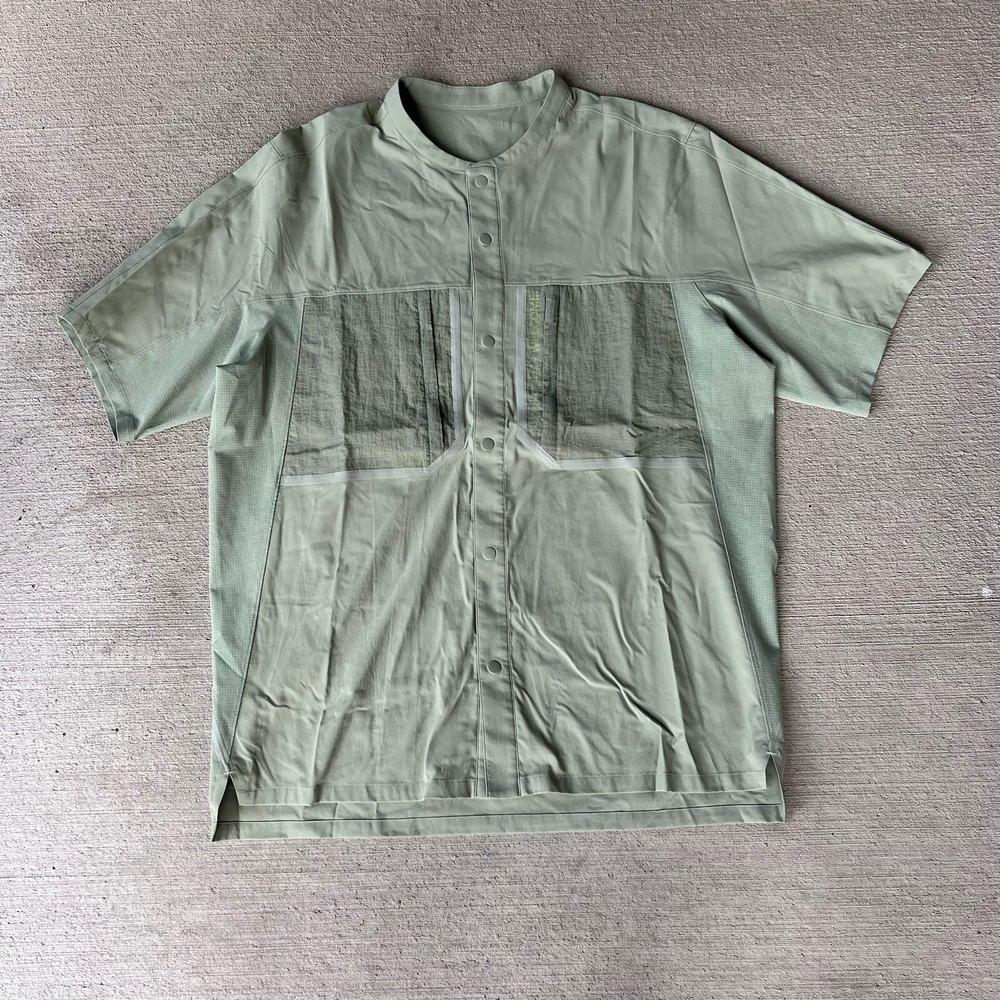 Lululemon Men's Short Sleeve Shirt XL Green Water Repellent Hiking Lightweight